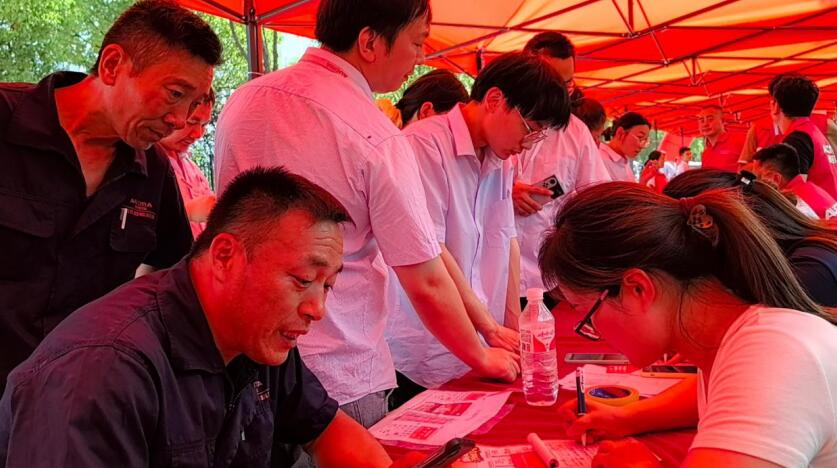活動現場吸引不少市民咨詢、下單。