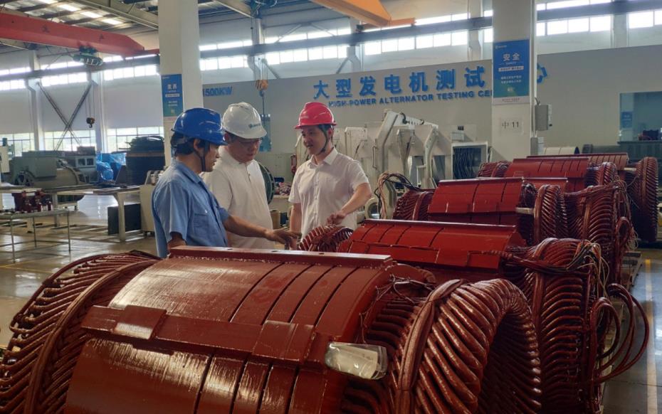 安徽德科电气科技有限公司技术人员正在查看5000KW高压发电机生产情况。