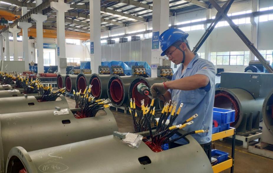 安徽德科电气科技有限公司工人正在检测5000KW高压发电机。
