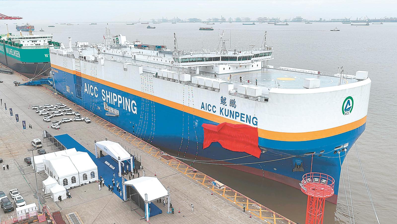   6月19日，在上海外高橋海通國際汽車碼頭，滾裝船“鯤鵬”輪開啟首航。記者 李博 攝