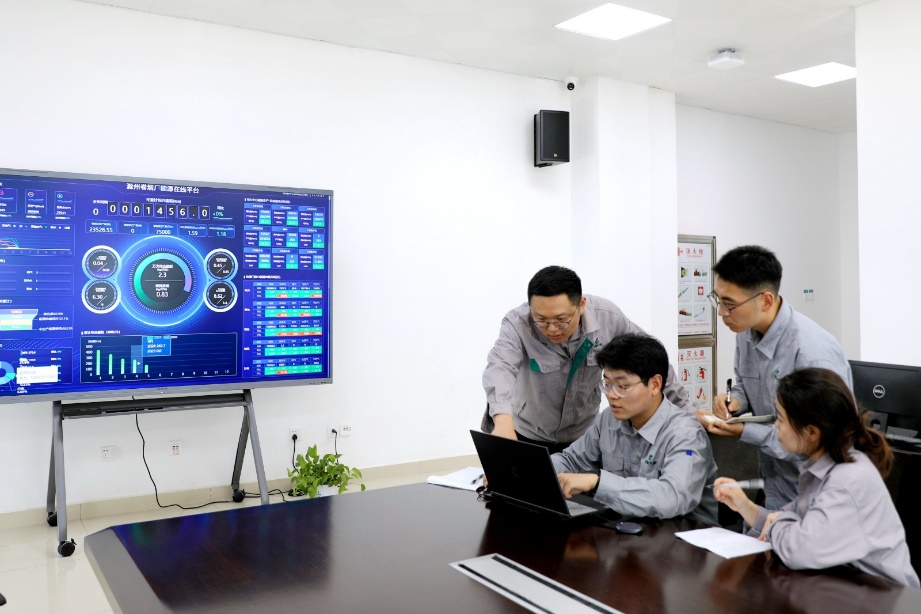 能源管理团队合力攻关。杜笑磊摄