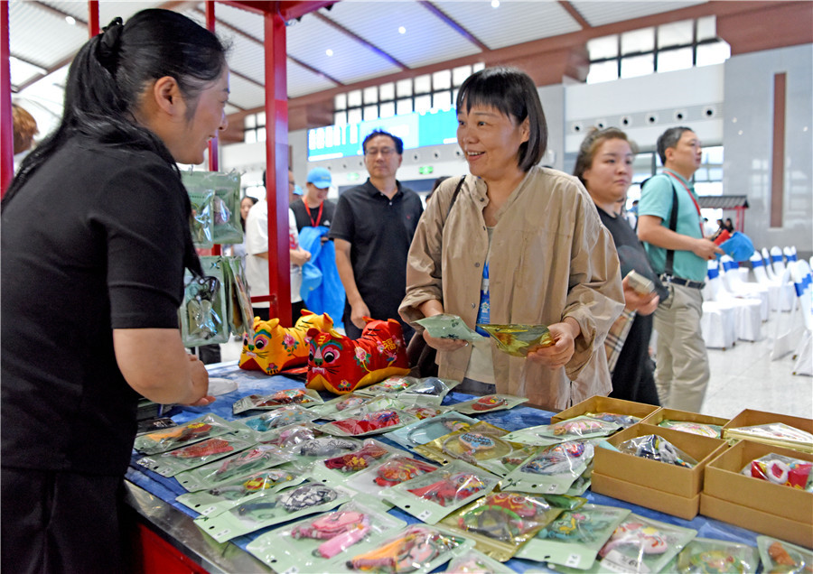 游客了解寿州香包制作工艺。