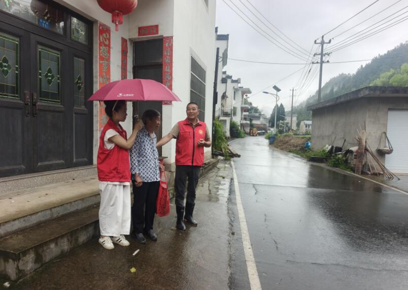转移危险地区群众。