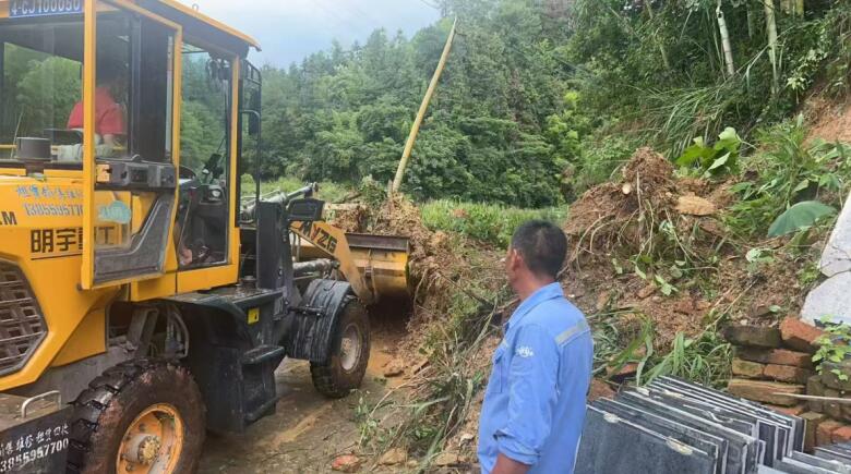处置山体滑坡险情，确保道路畅通。