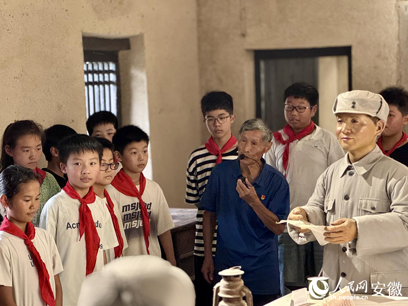 李华松向学生们讲解当年那段难忘历史。 人民网 吕欢欢摄
