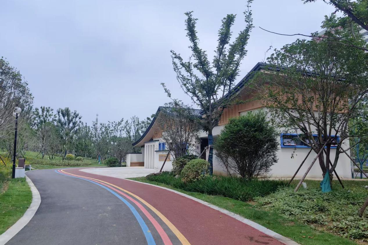 干淨整潔的綠廊公園。吳佩佩攝