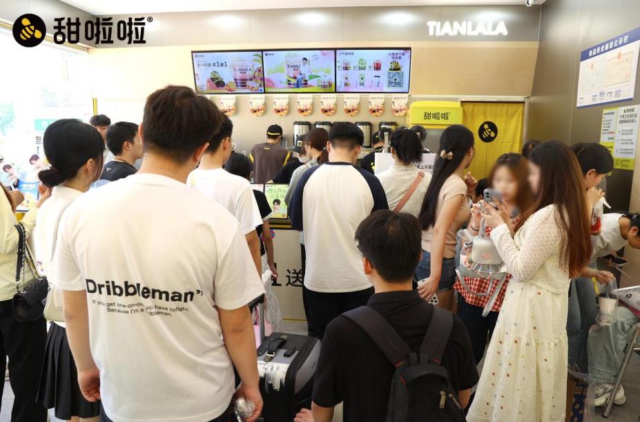 甜啦啦石家庄門店排隊實拍。