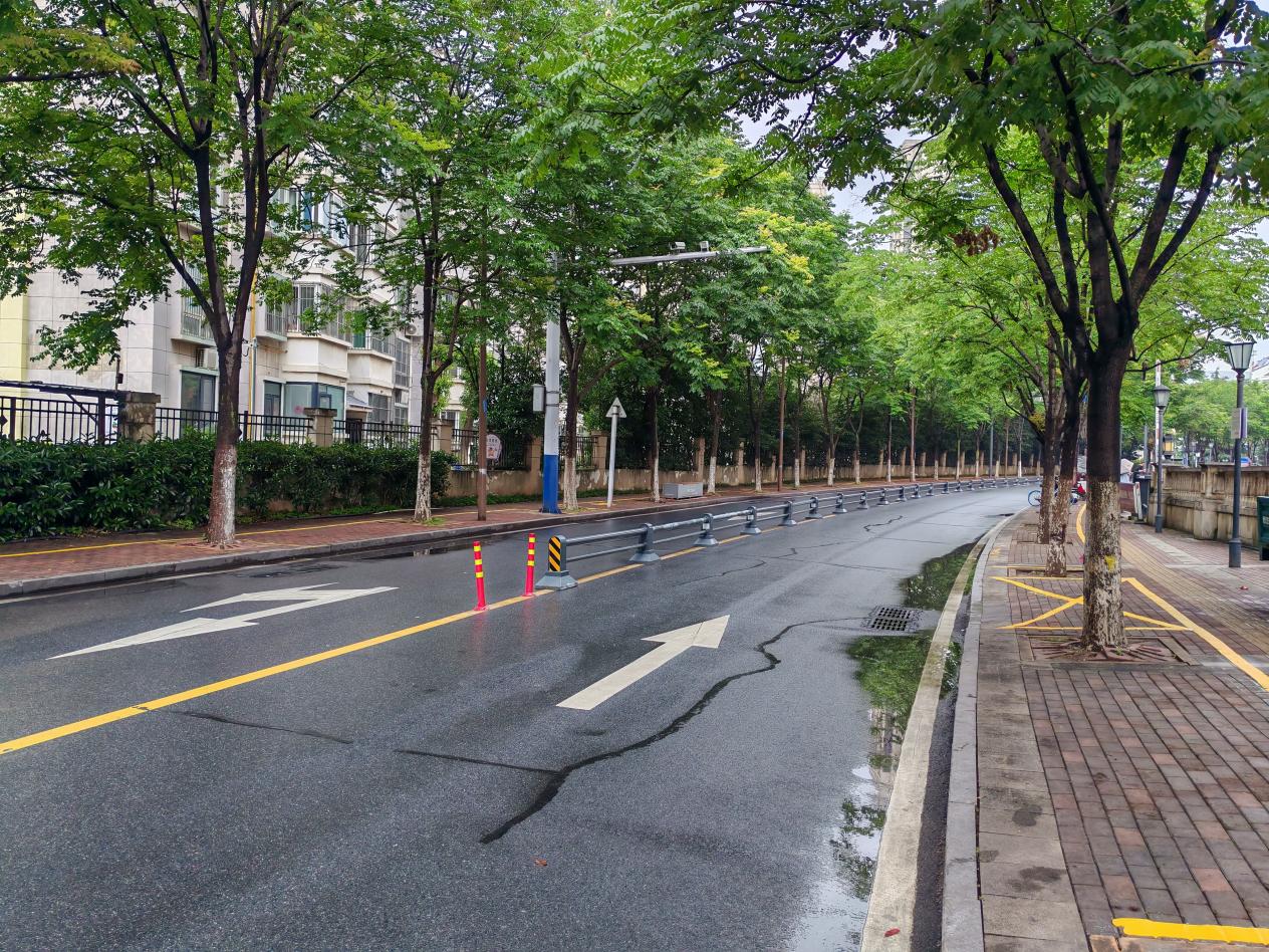 文殊路設置407米道路中央隔離護欄。合肥經開區供圖