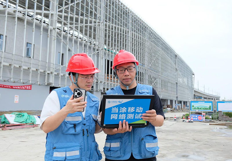 安徽移動技術團隊正進行5G基站調試。李震供圖