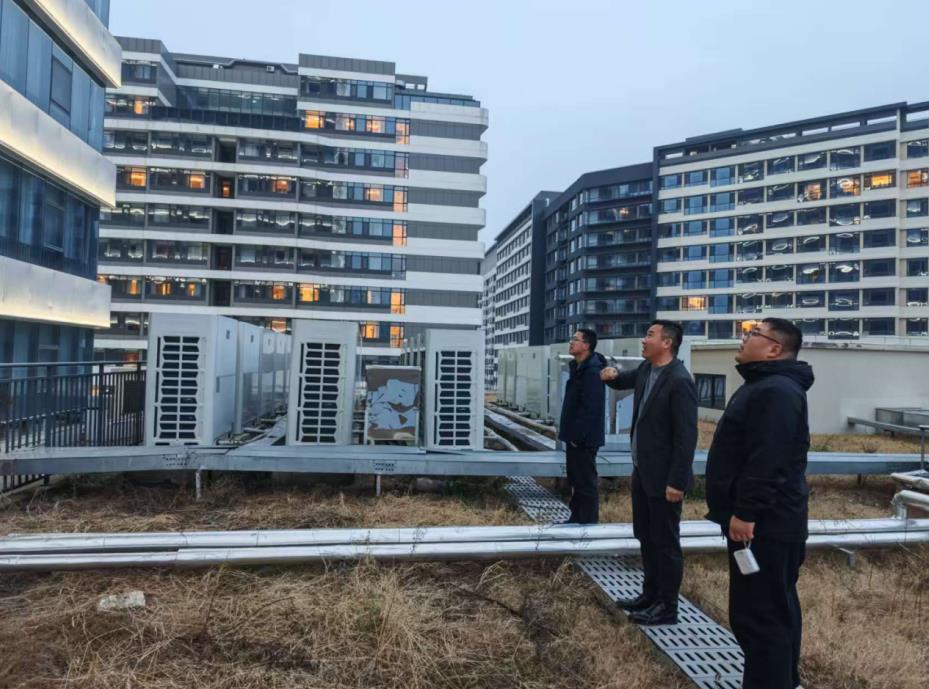社区、企业、居民三方正在查看问题。合肥市包河区九联圩社区供图