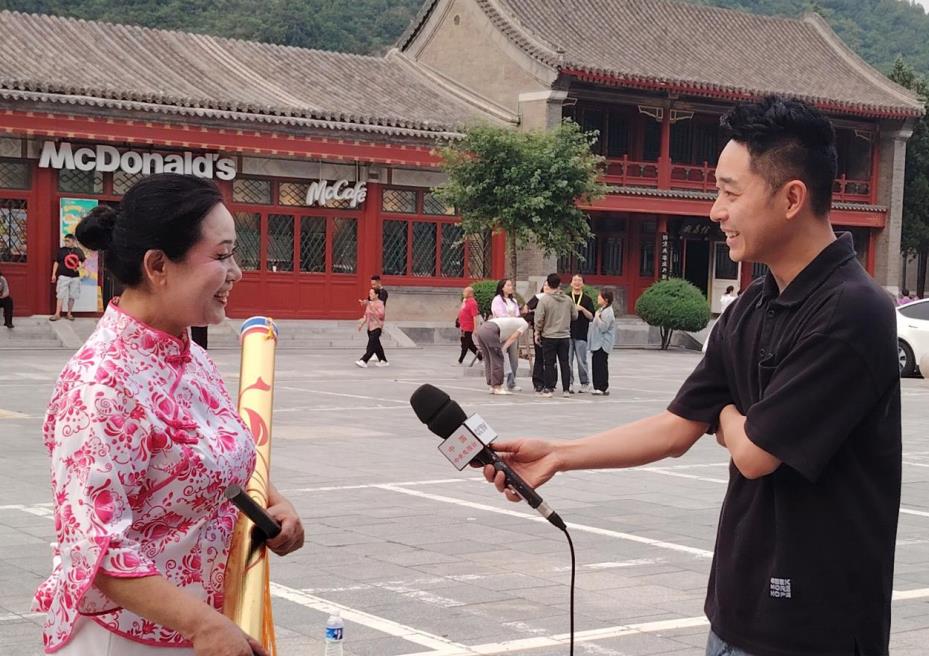 接受採訪。