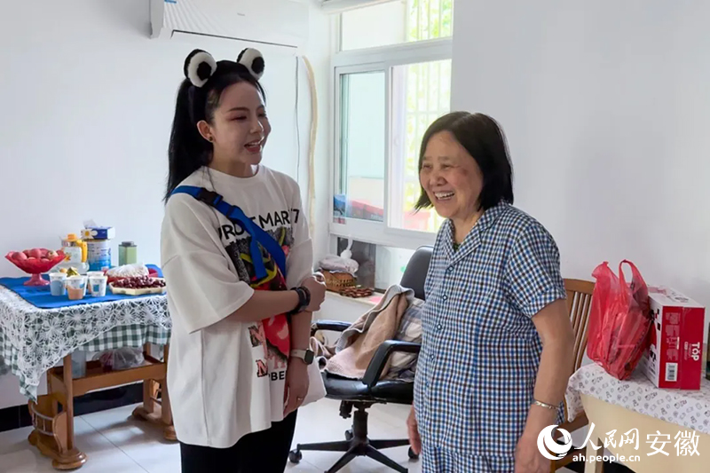 蒋玉柏老人正在和黄天静聊着自己对未来生活的期盼。受访者供图