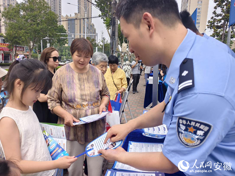 高鹏正向小朋友宣传发电信诈骗知识。人民网陶伟摄