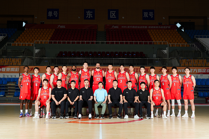 合肥狂风篮球俱乐部全家福。合肥狂风俱乐部供图