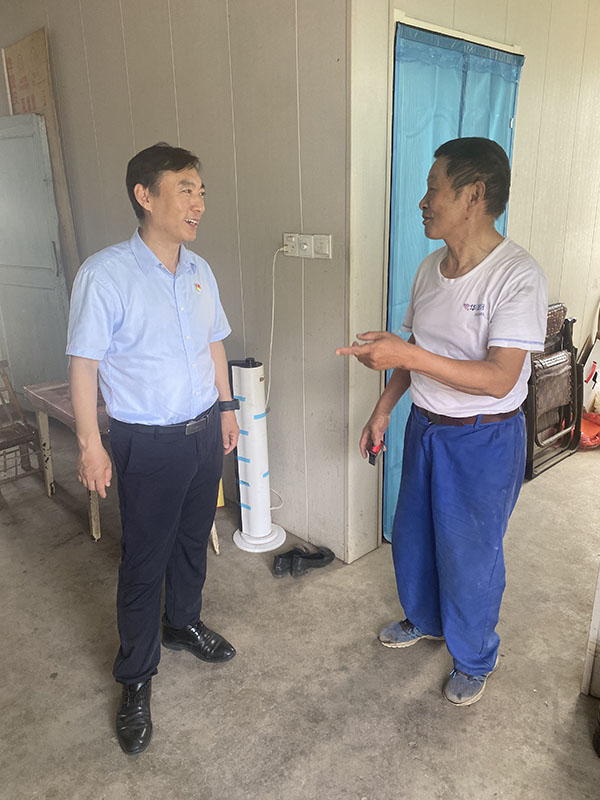 刘凌访农户解民忧。姚杰超摄