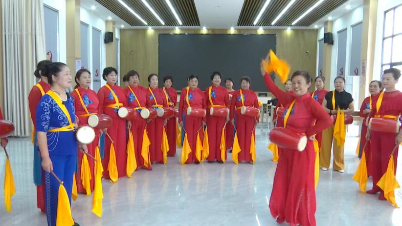裕安区老年学校的学员们正在欢快的学习腰鼓。赵宇摄