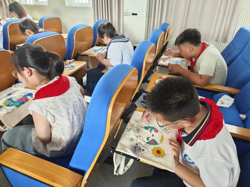 天长市郑集镇“小手绘绿梦・袋走低碳风”青少年节能环保手袋DIY活动。闵家慧摄