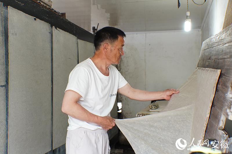 晒纸。人民网记者 陈若天摄