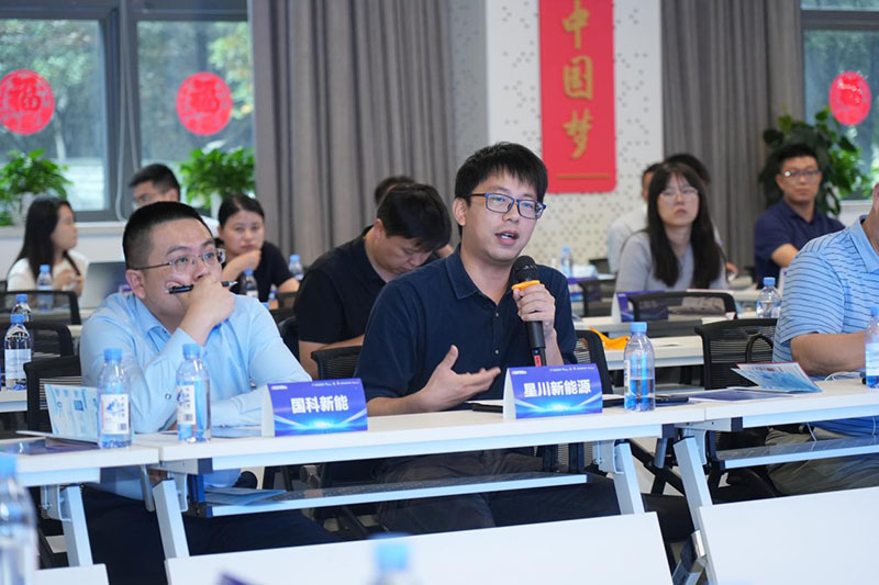 研讨会上企业代表们发言。