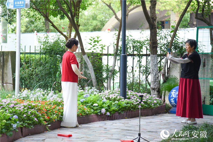 人與景的互動間“相映成趣”。人民網記者 李希蒙攝