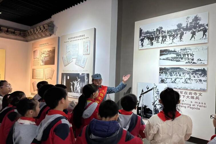 “小铁军”志愿者正在岩寺新四军军部旧址纪念馆内进行讲解。