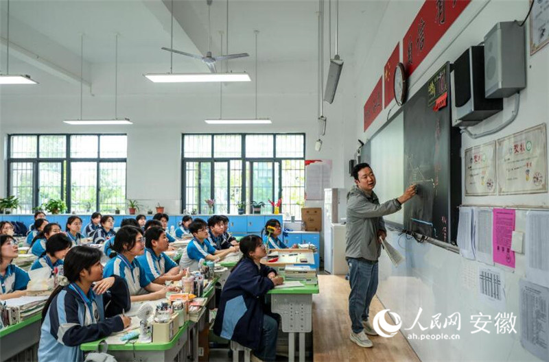 如今學生們在寬敞明亮的教室裡認真學習。人民網記者 陶濤攝