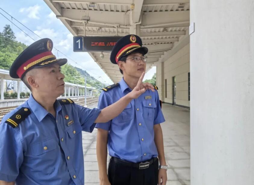 黄宇晖和同事正沿着站台仔细巡视。