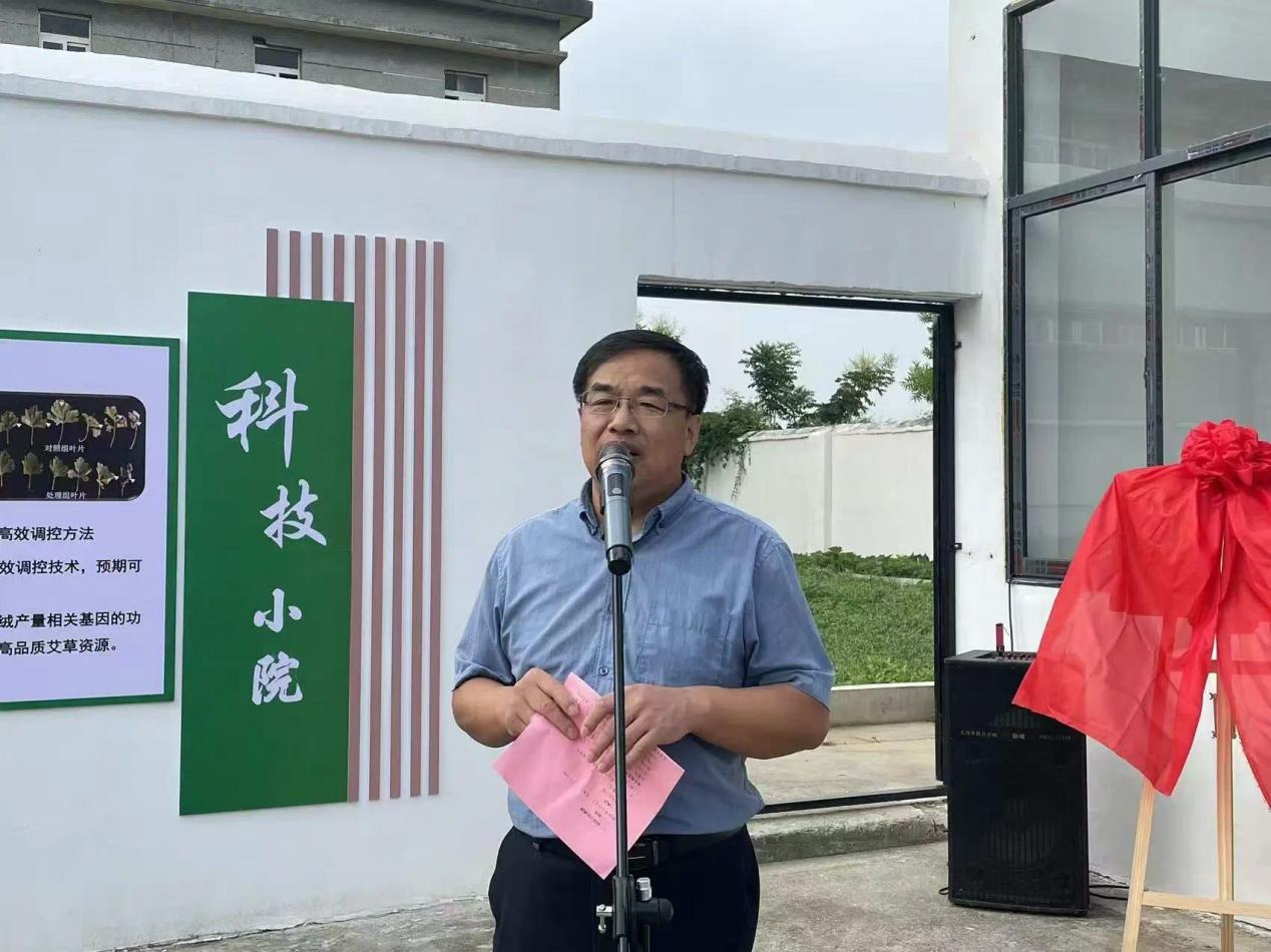 “產業村長”李峰推動校地合作搭建科技小院。烈山區委宣傳部供圖
