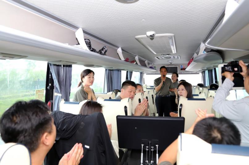 車內齊聲高唱經典紅歌。李寶攝
