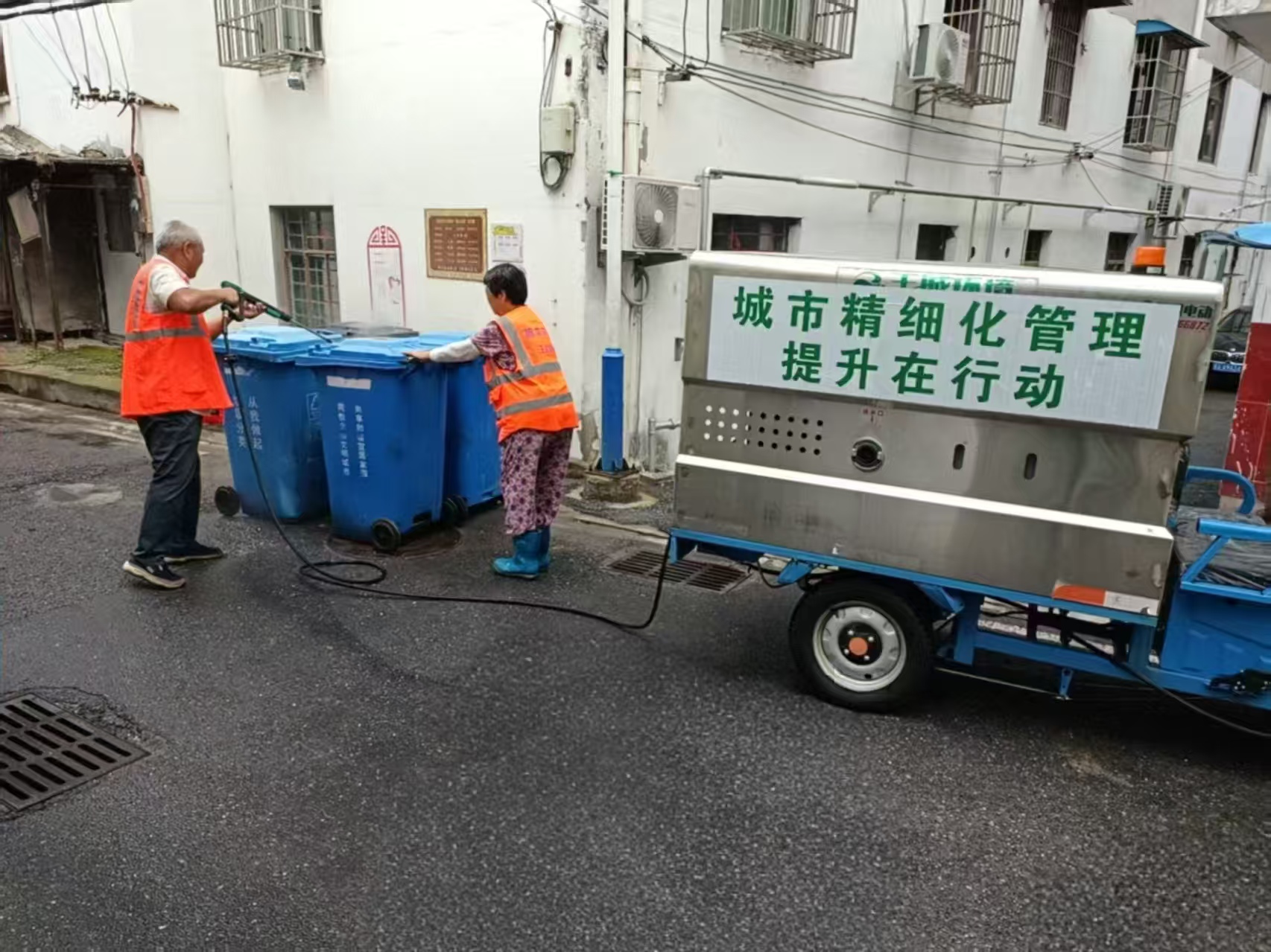 “随叫随应式”快速保洁服务冲洗店埠镇背街小巷。葛华伟摄