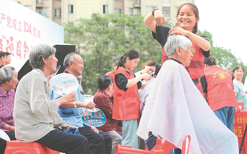 志愿服务党旗扬