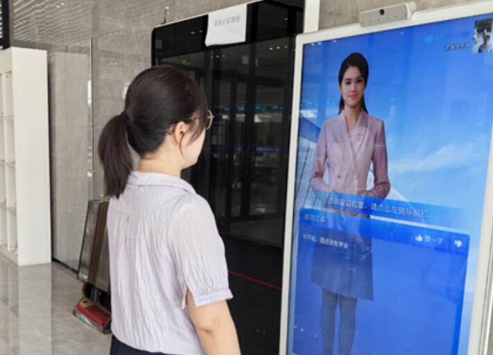AI智能語音導引機器人在為市民提供咨詢服務。
