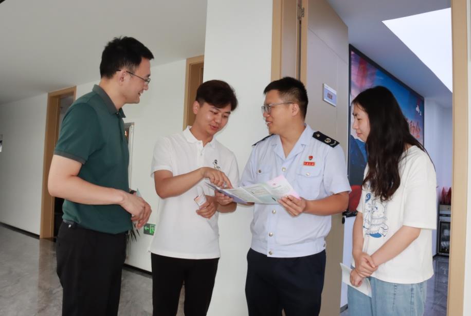 “三师”服务团队面对面为企业提供税收、会计、法律知识辅导。李文君摄