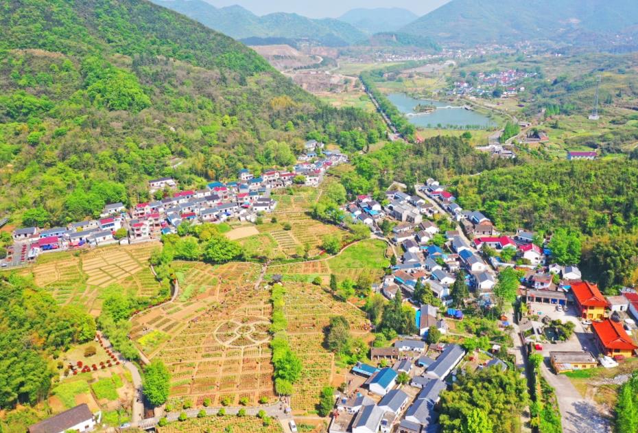 鳳凰山景區群山環繞，空氣清新，景色迷人。