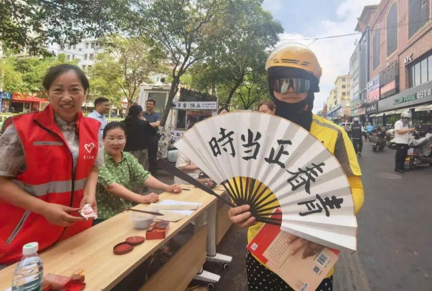 寫有“青春正當時”的折扇送給新興領域青年。
