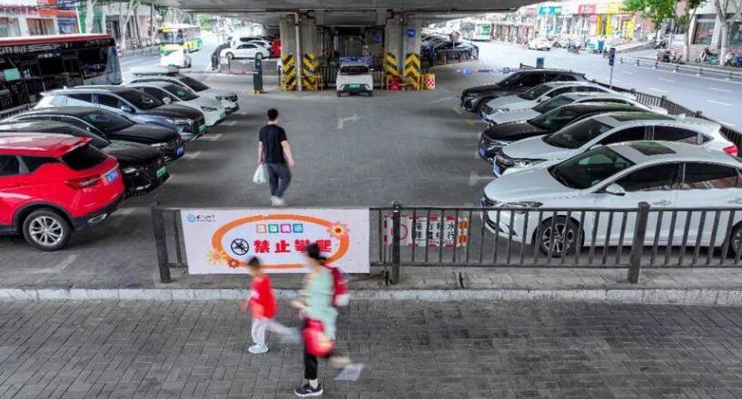 停車場配備50個標准化停車位。