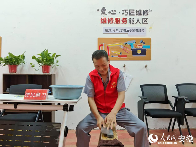 金蘭社區便民磨刀服務。人民網 呂歡歡攝