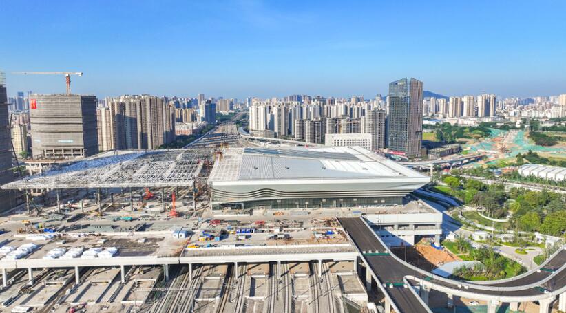 合肥西站項目建設現場塔吊林立，機械轟鳴，車輛穿行，工人們正鉚足干勁忙施工。