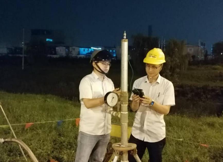 夜間接氣現場，燃氣工作人員正在進行天然氣濃度檢測。合燃華潤燃氣供圖