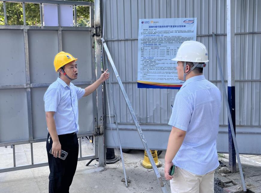 在燃氣施工現場張貼安全告知單，做好施工安全交底。合燃華潤燃氣供圖