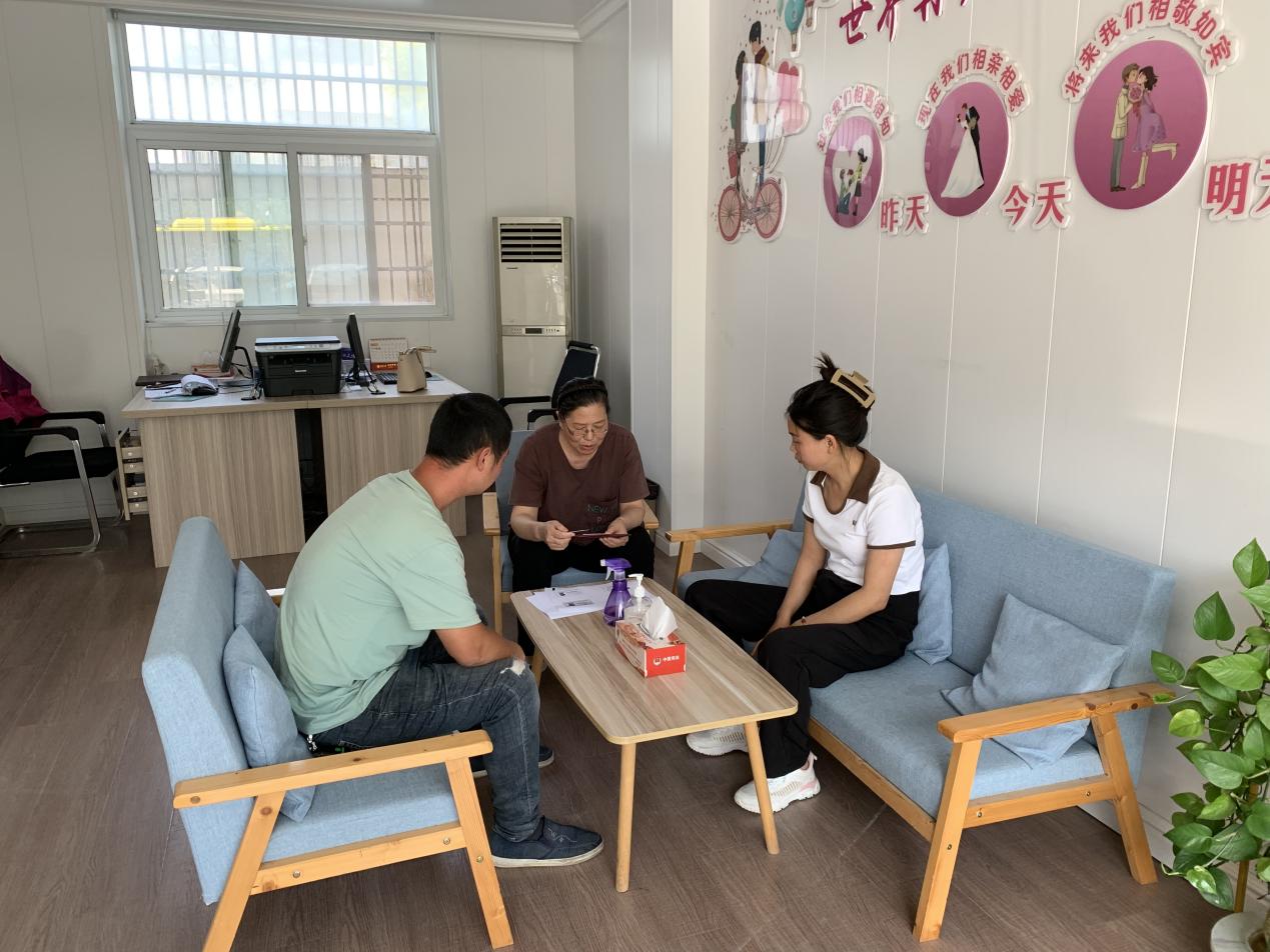 王玲正進行家庭糾紛調解工作。明光市委宣傳部供圖