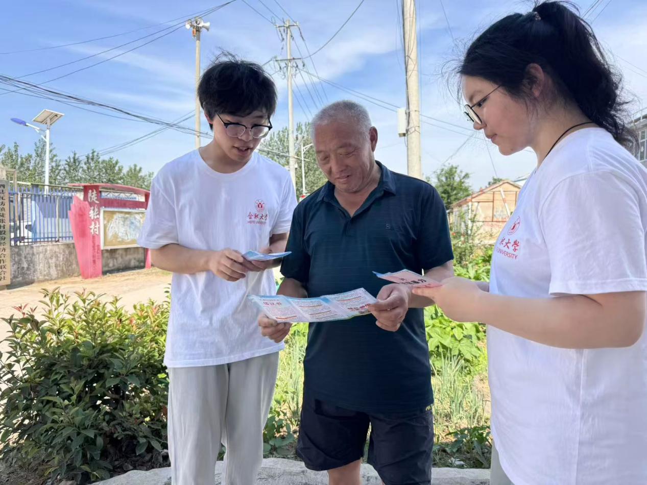 青年志愿者在泗县开展社会实践。陈小萌摄