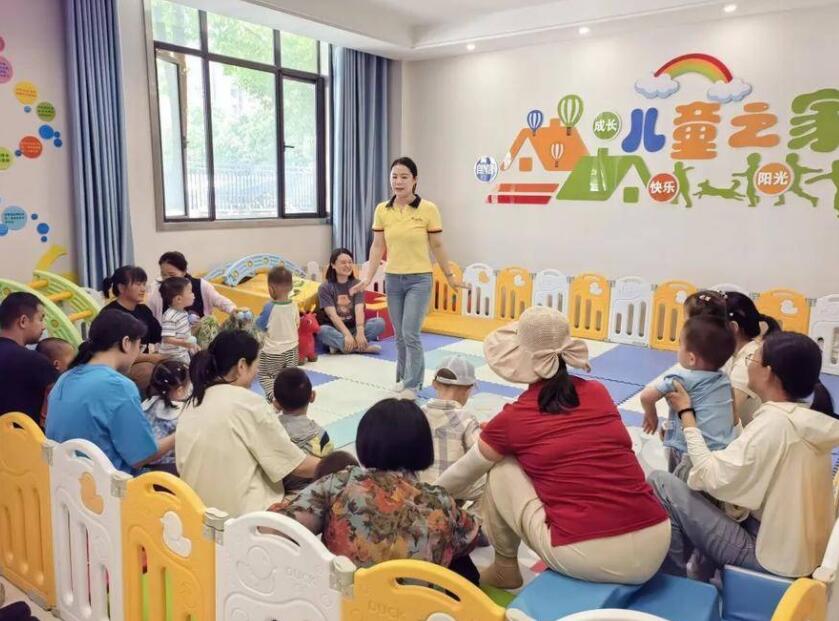 志愿者带领儿童互动,现场氛围温馨有爱。