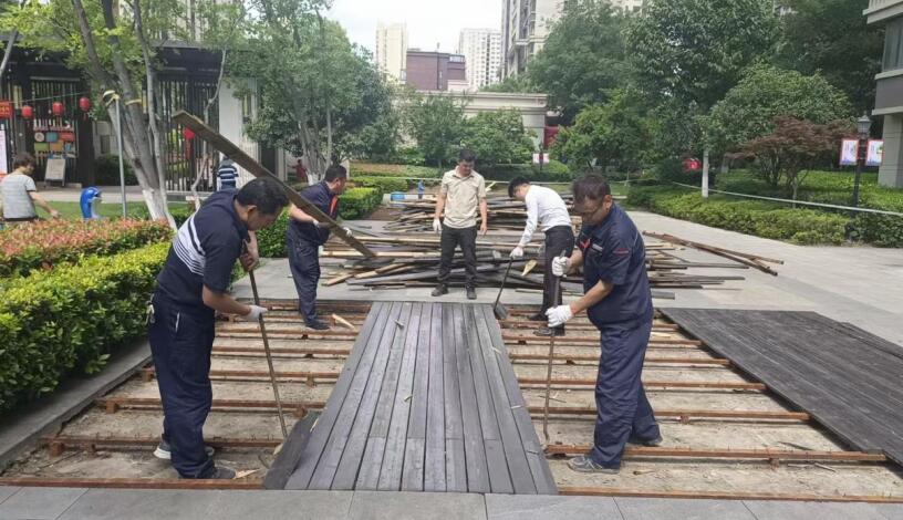 木棧道改造中。竹園社區供圖