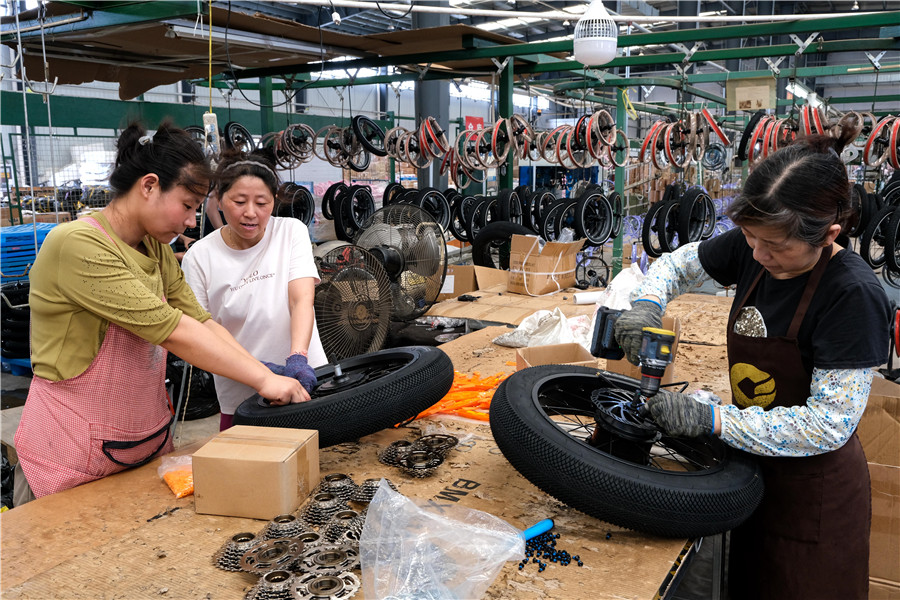 员工们正在赶制一批出口海外的订单产品。