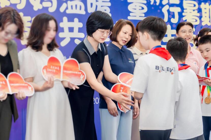 合肥高新區兒童成長營代表為愛心媽媽代表送上感謝信