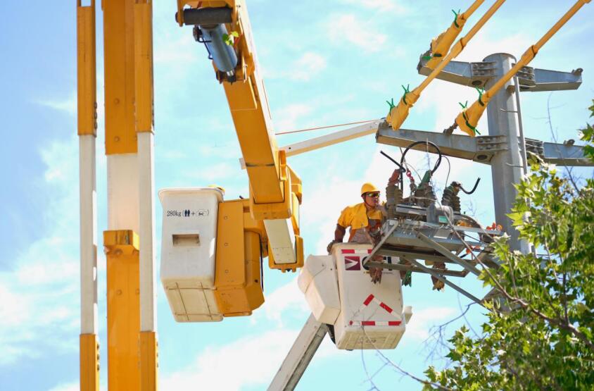 7月2日，國網固鎮縣供電公司帶電作業人員開展帶電更換分段開關作業。陳夢月 攝