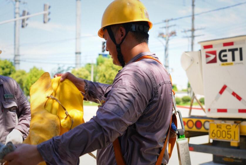 7月2日，國網固鎮縣供電公司帶電作業人員帶電更換分段開關作業。陳夢月 攝