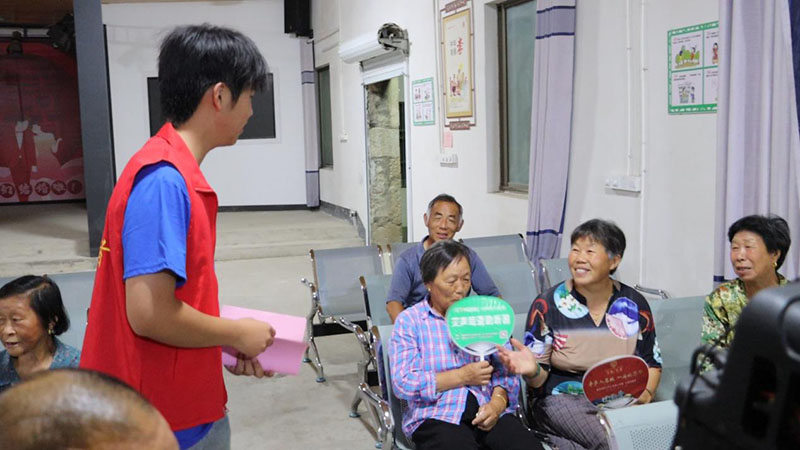 實踐隊員與村民進行“你問我答”互動環節。