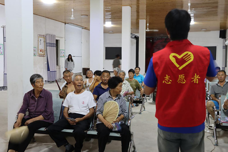 村民們在認真聽講。